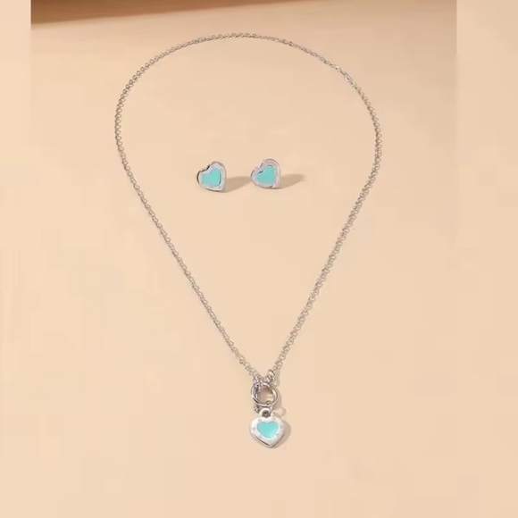 Luxury Silver Heart Necklace and Earring Set - Picture 2 of 4